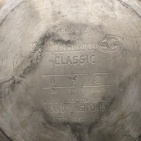 Calphalon Saucepan Nonstick 2.5 Quart With Lid - Picture 4 of 4